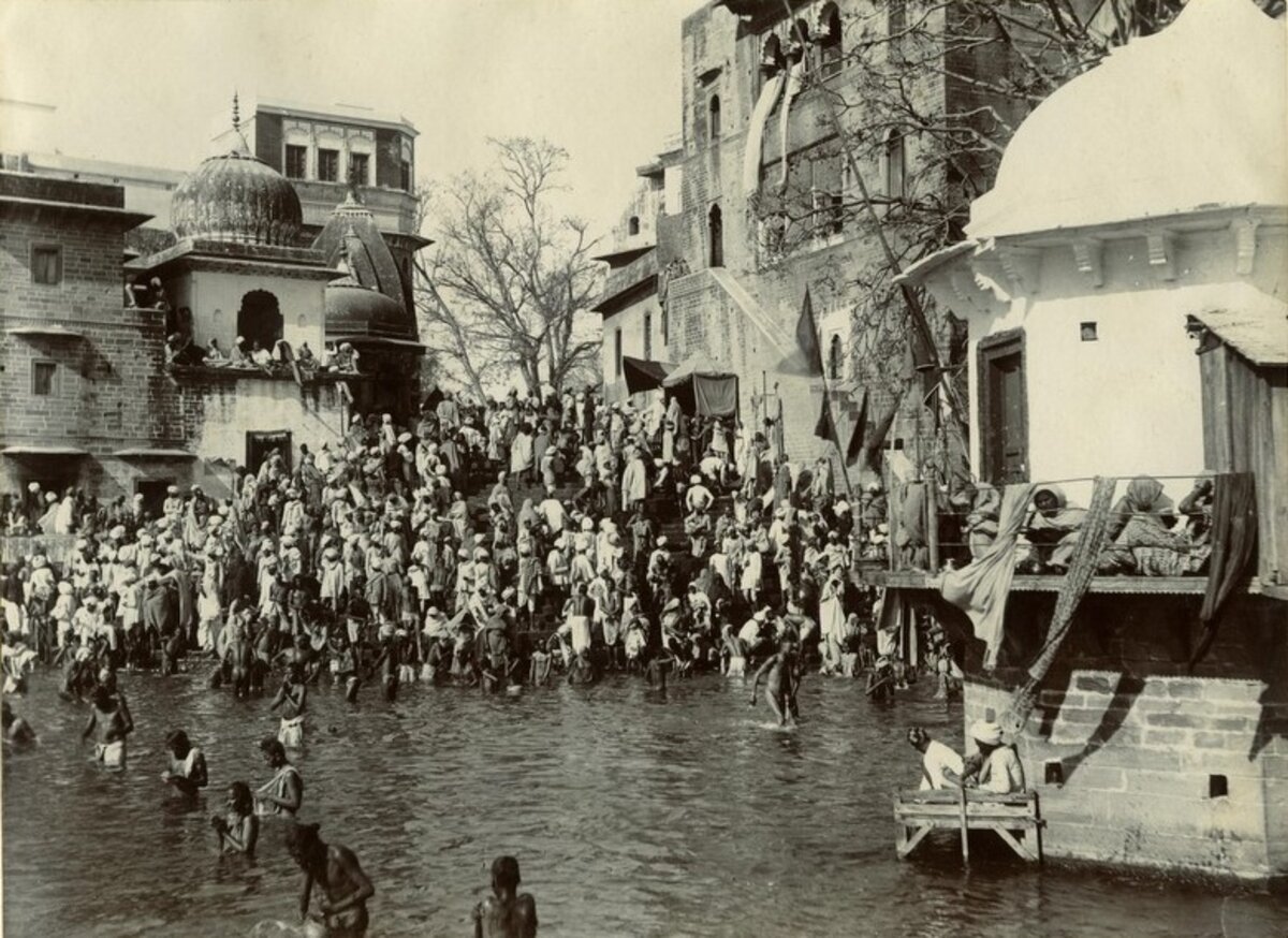 banho-ritual-haridwar-1880-fotografia-historica Fotografia de 1880 mostrando peregrinos realizando banho ritual no rio Ganga em Haridwar