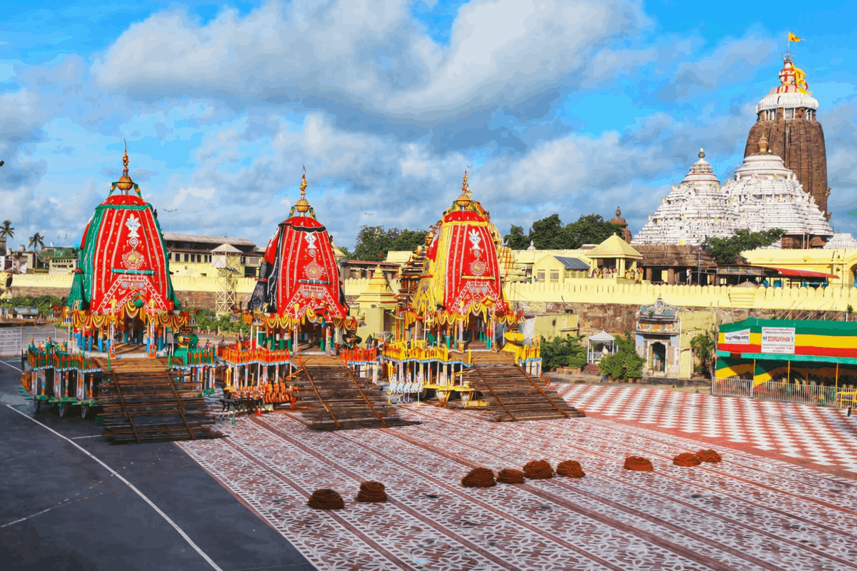 carruagens-rath-yatra-frente-templo-jagannath-puri Carruagens da Rath Yatra posicionadas em frente ao Templo de Jagannath, em Puri, antes do início da procissão