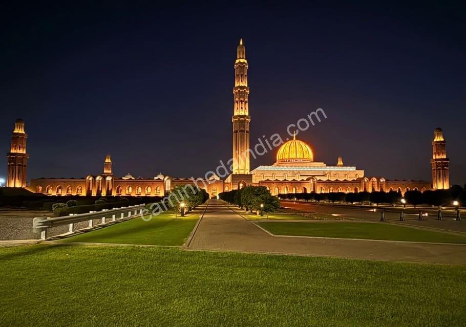 grande-mesquita-sultan-qaboos-omao A Grande Mesquita do Sultão Qaboos, em Omã, é uma obra-prima da arquitetura islâmica moderna e um dos marcos mais visitados do país