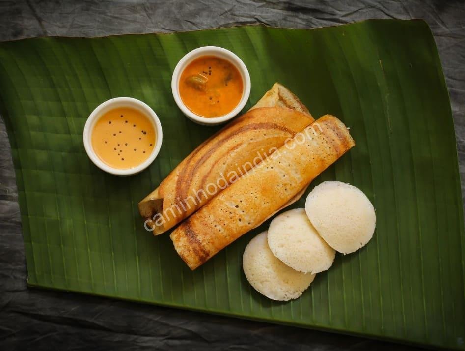 Idli e dosa servidos com sambar — um café da manhã típico e saboroso do sul da Índia