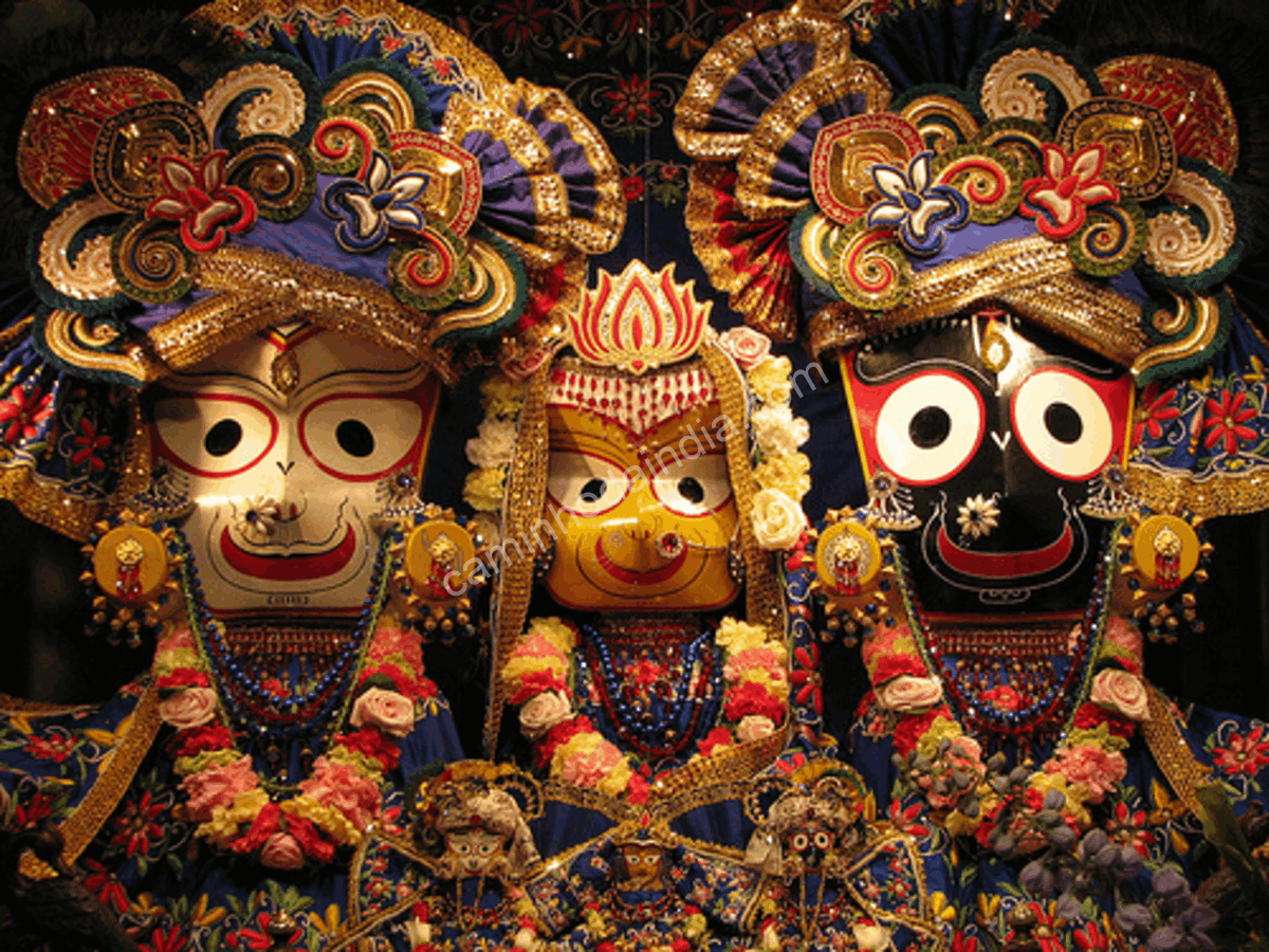 idolos-balabhadra-subhadra-jagannath-puri Ídolos de Balabhadra, Subhadra e Jagannath dispostos juntos no Templo de Jagannath, em Puri
