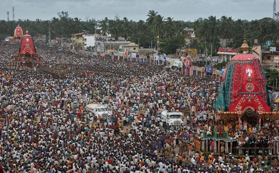 multidao-puxando-tres-carruagens-rath-yatra Milhares de devotos se reúnem em Puri para puxar as três carruagens de Jagannath, Balabhadra e Subhadra, em um dos maiores festivais da Índia
