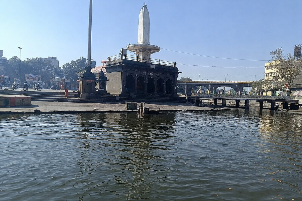 Ramkund em Nashik, ghats sagrados às margens do rio Godavari associados aos rituais do Kumbh Mela