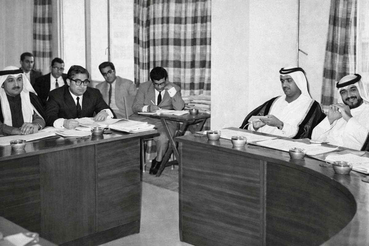 reuniao-trucial-states-council-1969-preparacao-federacao Reunião do Trucial States Council por volta de 1969, com representantes dos xeicados e assessores jurídicos em encontro preparatório para a formação da federação