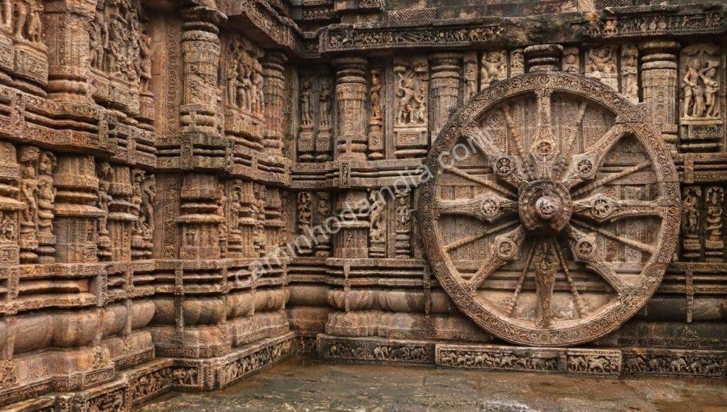 roda-do-templo-de-konark Detalhe da roda esculpida em pedra no Templo do Sol de Konark, representando o carro solar do deus Surya