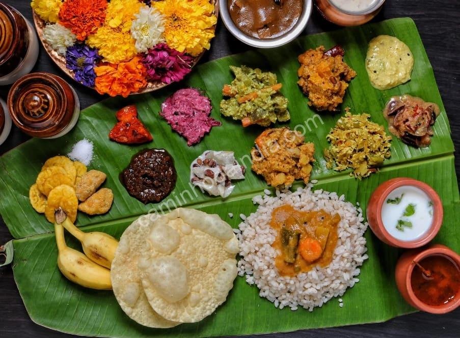 Sadya em Kerala com sambar — um banquete festivo servido em folhas de bananeira durante Vishu e Onam