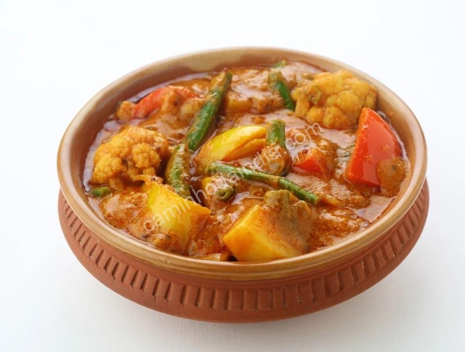 sambar-servido-em-restaurante Sambar servido em restaurante — um clássico da culinária do sul da Índia, apreciado por seu sabor rico e autêntico