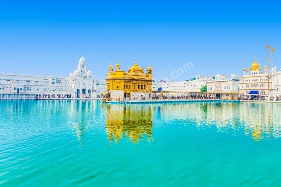 templo-dourado-amritsar-cena-restaurantes-chole-bhature Vista bonita do Templo Dourado em Amritsar, com restaurantes próximos que oferecem chole bhature típico da região