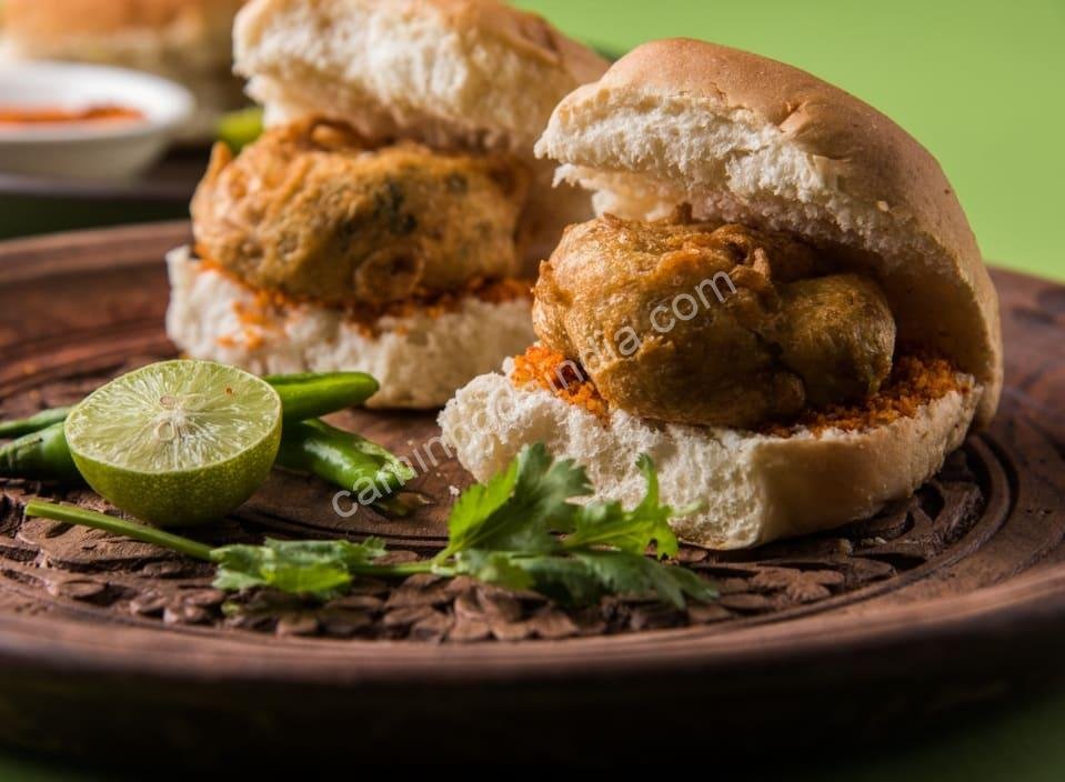 vada-pav-com-sukha-chutney O clássico vada pav de Mumbai, recheado com chutney seco e picante, uma explosão de sabor em cada mordida