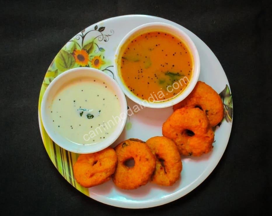 vada-servido-com-chutney-e-sambar Vada servido com chutney e sambar — um clássico e delicioso lanche do sul da Índia
