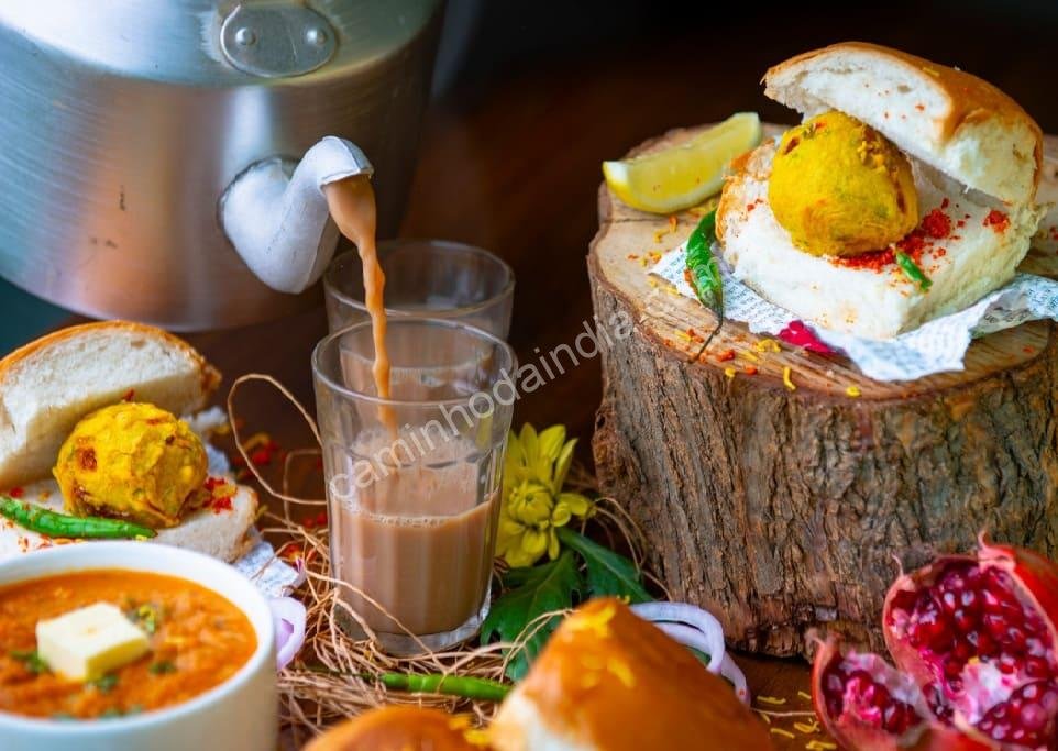 vadapav-com-chai-favorito-de-mumbai-na-chuva Vadapav acompanhado de uma xícara de chai — a combinação perfeita que aquece o coração dos moradores de Mumbai nas tardes de chuva