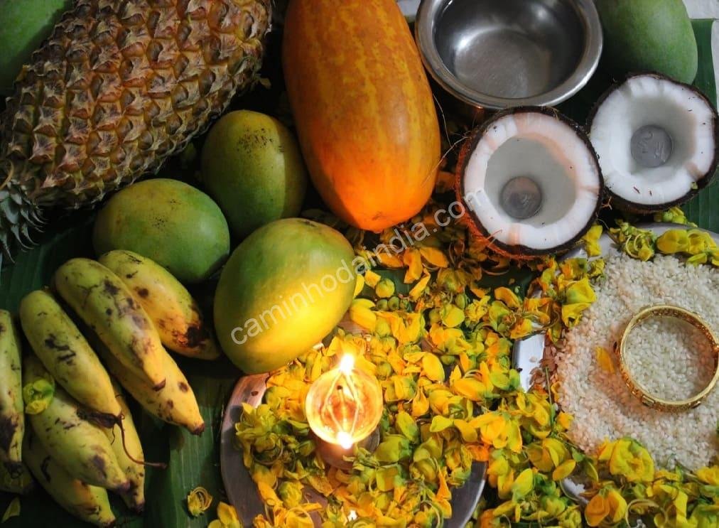 vishukani-tradicional-kerala Vishukani tradicional decorado com espelho, frutas, arroz e lâmpada de óleo durante o festival de Vishu em Kerala