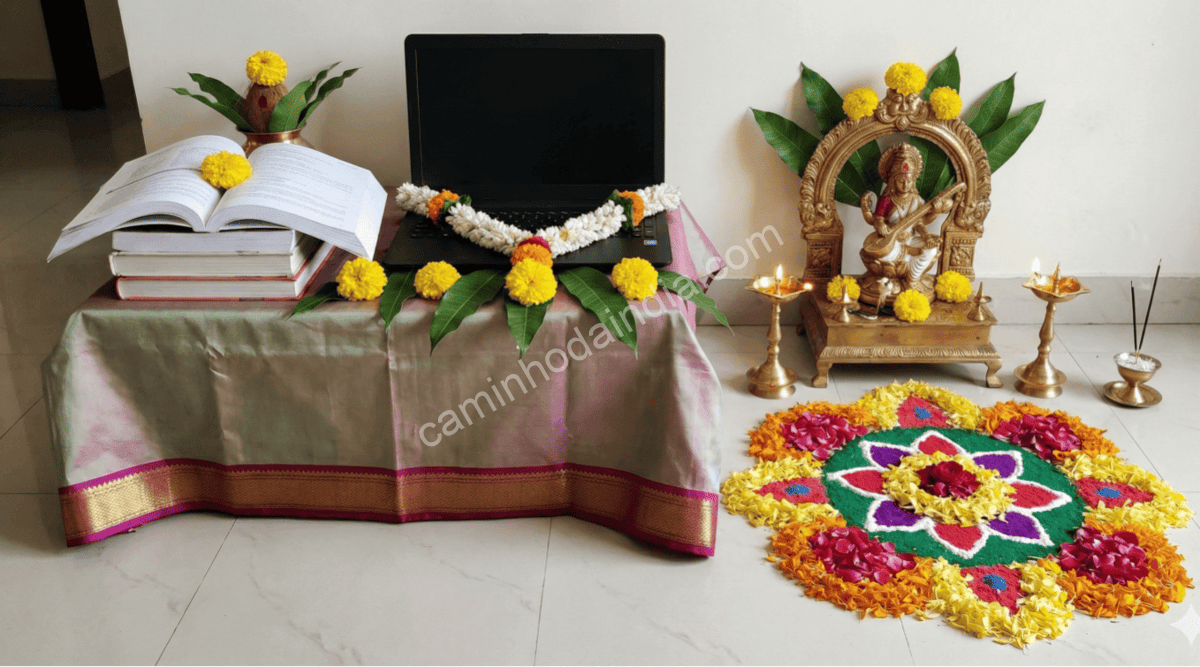 Livros colocados diante da deusa Saraswati para o Ayudha Puja em uma casa