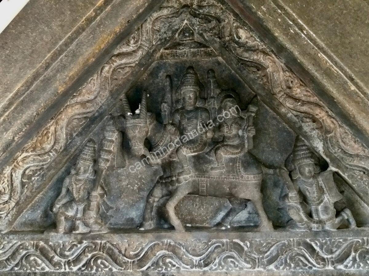 Escultura de Shiva e Parvati sobre Nandi no complexo de templos Panchalingeshwara, Sedam, Karnataka, dinastia Chalukya de Kalyani, século XI