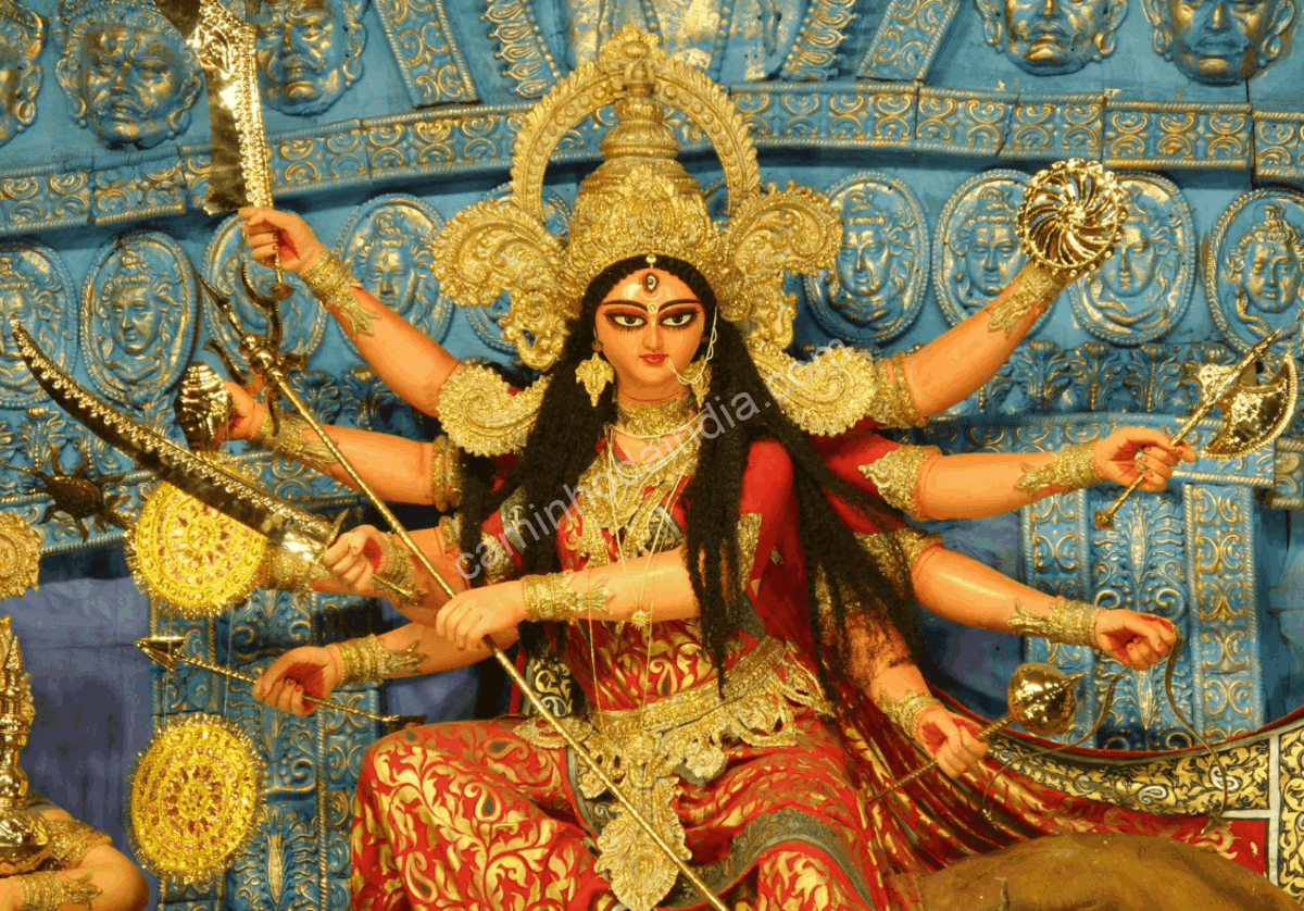 durga-idolo-mandap-durga-pooja Ídolo da deusa Durga em um mandap decorado durante a celebração de Durga Pooja