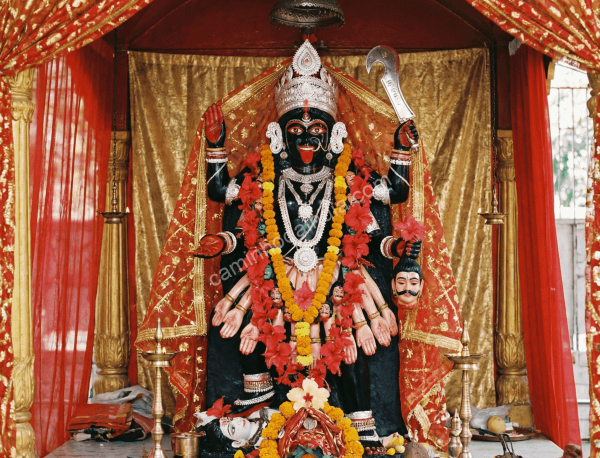 kali-idolo-mandap Ídolo da deusa Kali em um mandap decorado para celebração ritual