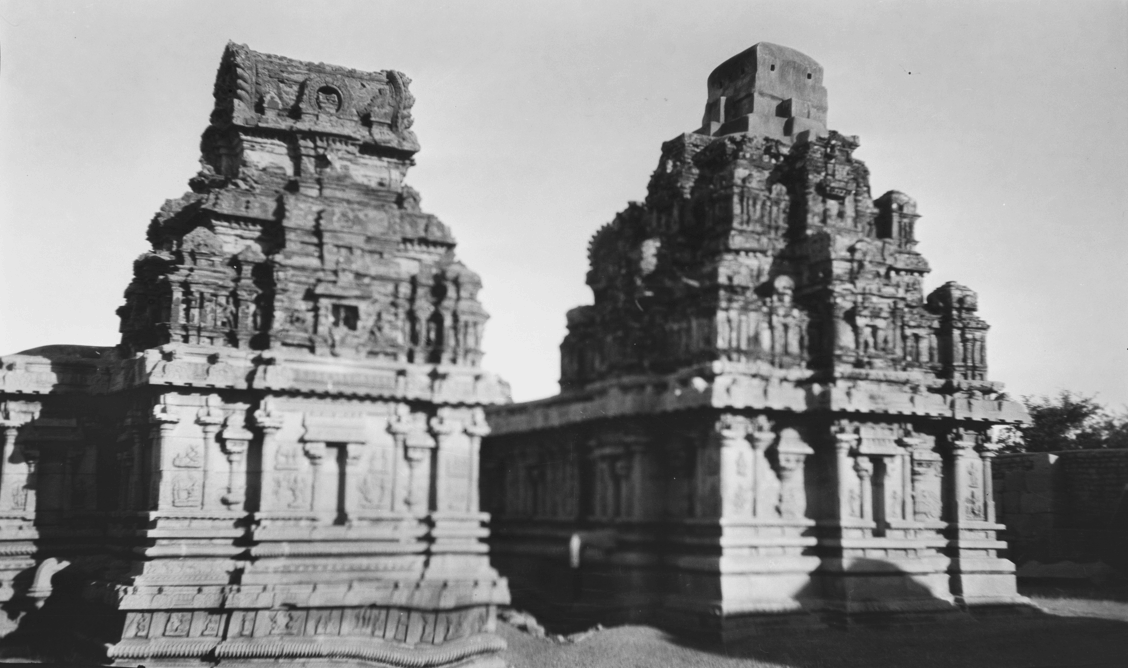 hazara-rama-temple-1923-fotografia-historica Fotografia histórica de 1923 do Templo Hazara Rama em Hampi, Karnataka, mostrando a estrutura antiga e seus relevos esculpidos